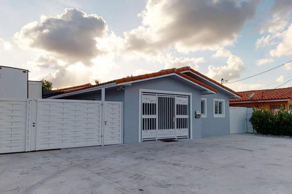 Spacious 6br Pool, Bb Court & Near Airport L03