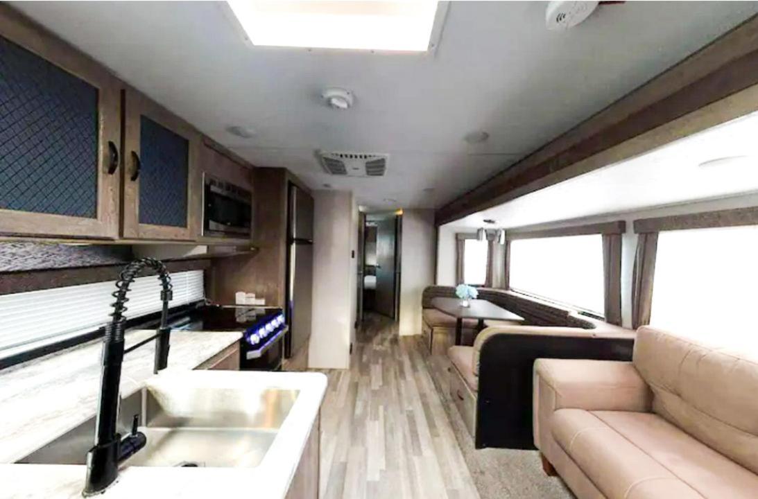 Spacious 6br Pool, Bb Court & Near Airport L03
